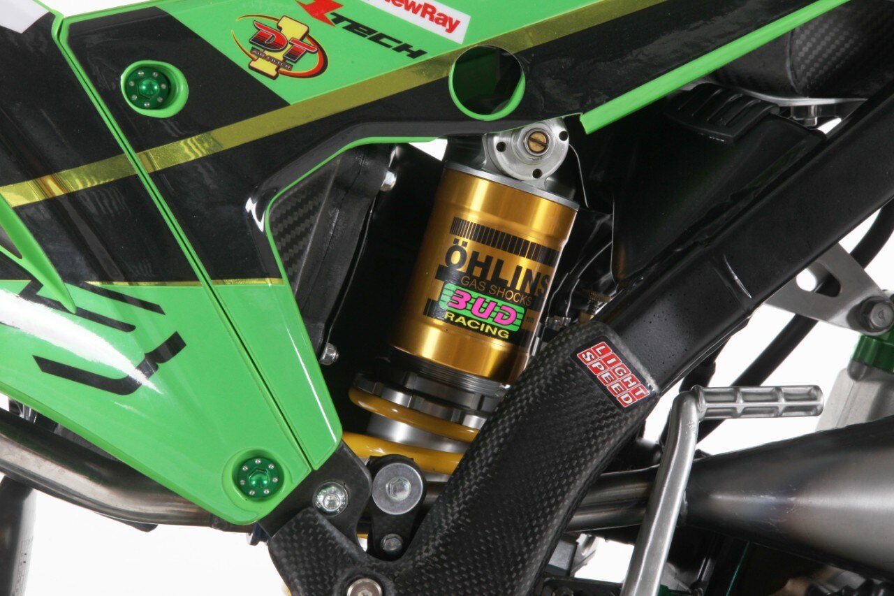 <div class='descrGalleryTitle'>Monoammortizzatore</div><div class='descrGalleryText'><p>-Mono Ohlins KXF con molla accorciata e tarature Bud Racing&nbsp;</p>
</div>